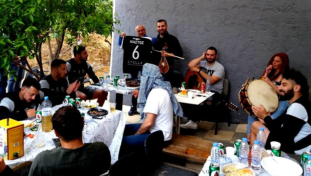 Μπάρμπεκιου με συνθήματα στον ΟΦΗ