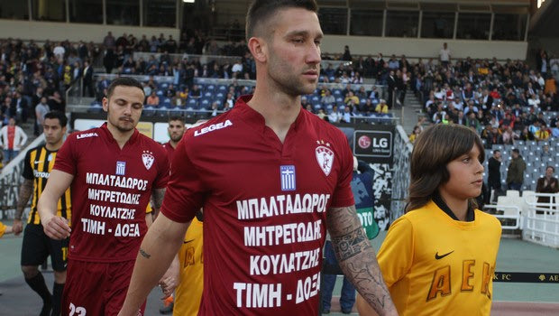 Με φανέλα για τον νεκρό πιλότο και τους δύο φυλακισμένους στρατιωτικούς η ΑΕΛ