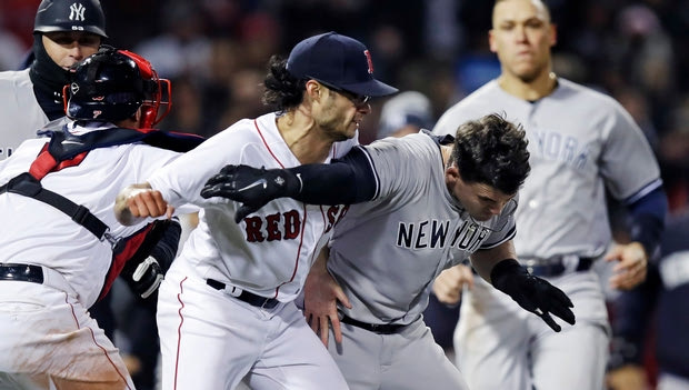 Τρομερό ξύλο σε αγώνα μπέιζμπολ!