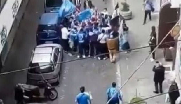 Οπαδοί από άλλο πλανήτη ή ένα καλοστημένο σκηνικό;