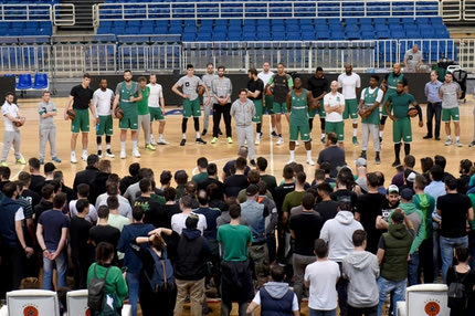 Στήριξη των οπαδών σε Πασκουάλ και παίκτες