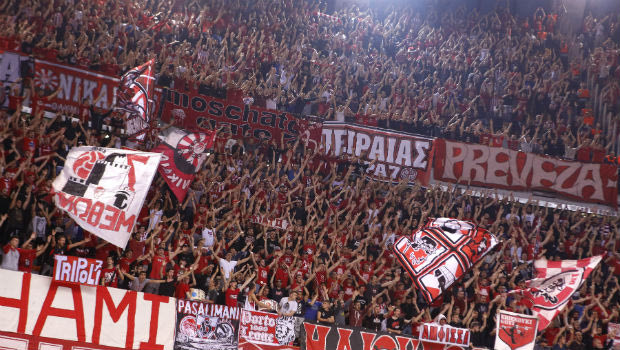 Τιμωρία Ολυμπιακού για λέιζερ και πυρσούς