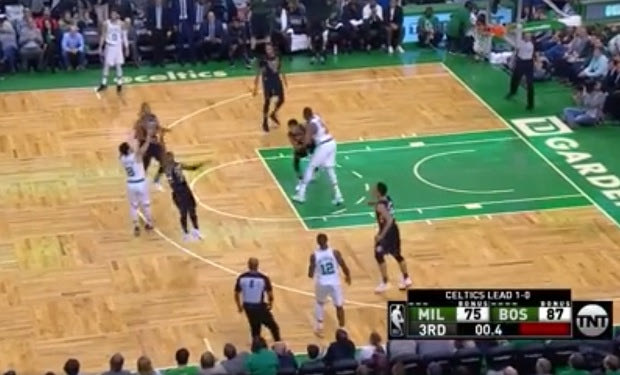 Σέιν Λάρκιν… at the buzzer!