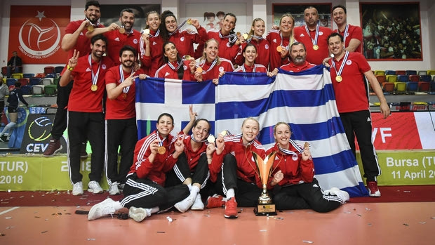 Η απονομή του Challenge Cup στα κορίτσια του Ολυμπιακού!