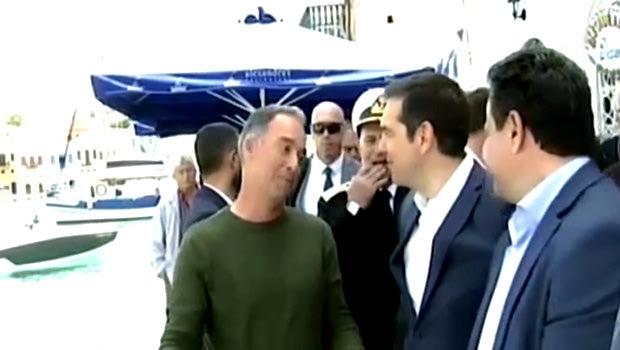 Η συνάντηση του Τσίπρα με ψαρά – οπαδό της ΑΕΚ στο Καστελόριζο