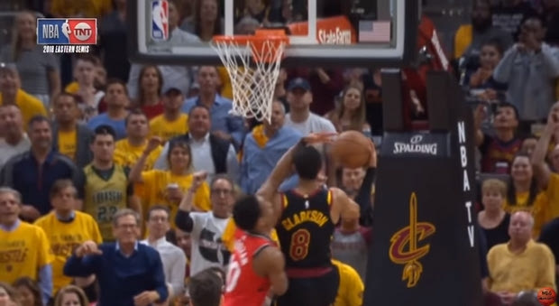 Σκληρό φάουλ και αποβολή για τον DeRozan