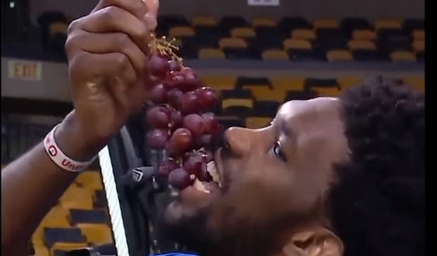 Ο Embiid έτρωγε σταφύλι πριν από το Game 5 με τους Celtics!