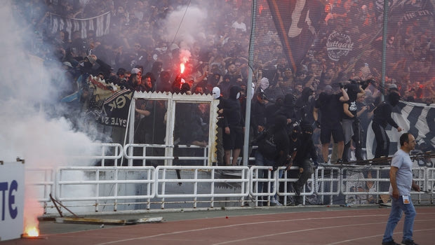 VIDEOS: Φωτιά στις κερκίδες των οπαδών του ΠΑΟΚ την ώρα της απονομής