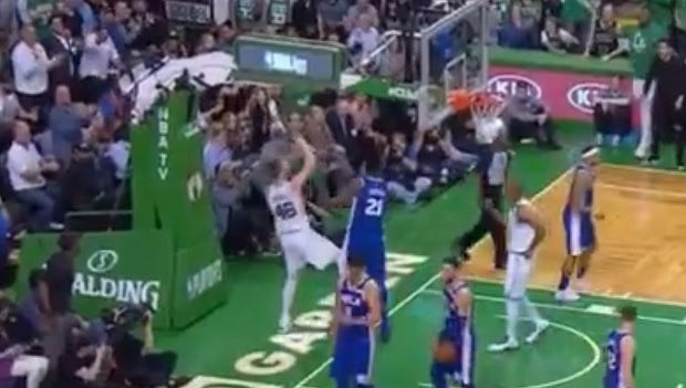 Το… θέατρο του Baynes και η τεχνική ποινή του Embiid