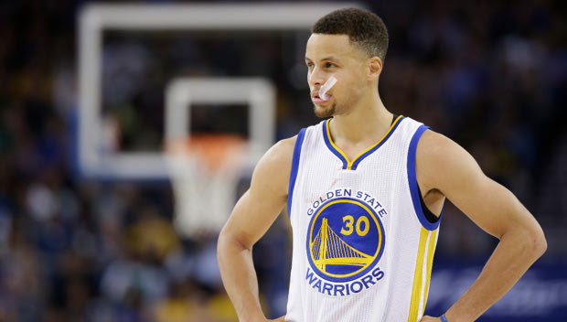 Παραλίγο να ρίξει γροθιά στον διαιτητή ο Curry
