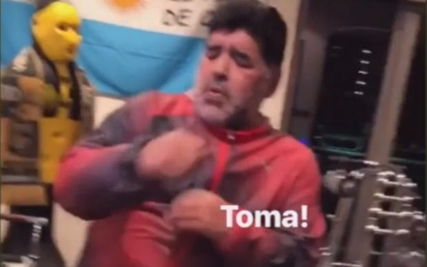 VIDEO: Ο Μαραντόνα δίνει ρεσιτάλ χορού κάνοντας γυμναστική