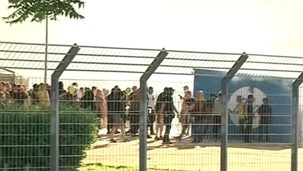 VIDEO: Άγρια επεισόδια έξω από τις θύρες 1 και 35 με οπαδούς της ΑΕΚ