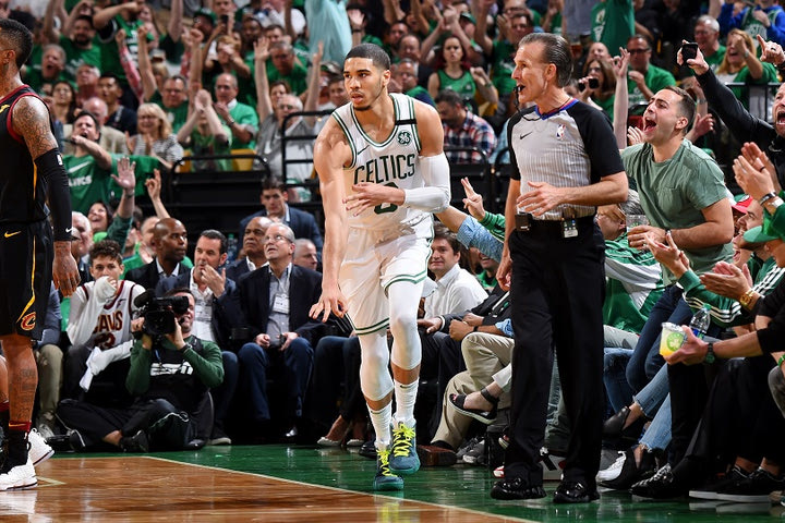 Ο Tatum “ξάπλωσε” στο παρκέ πιτσιρικά με ντρίμπλα!