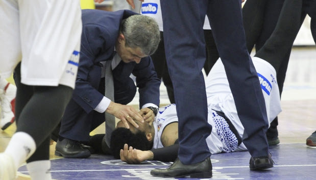 “Πάγωσαν” στην Αμαλιάδα: Κατέρρευσε στο παρκέ ο Κάρσον!