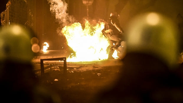 Συμπλοκές οπαδών Ολυμπιακού και ΠΑΟΚ στο κέντρο της Αθήνας