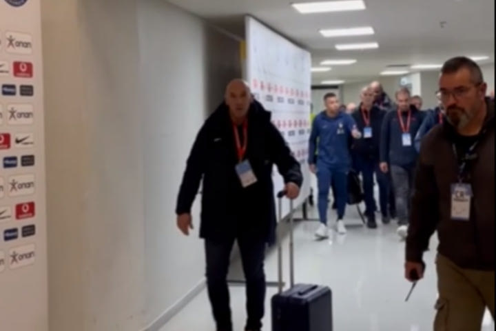 Ελλάδα – Γαλλία: Η έξοδος του Εμπαπέ από τη μεικτή ζώνη με τη συνοδεία τεσσάρων ατόμων