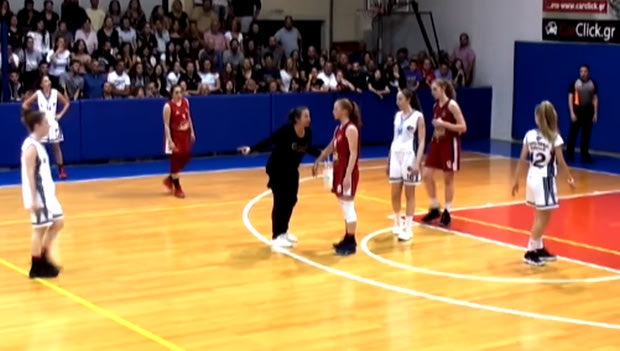 “Καμικάζι” γυναίκα, εισέβαλε στο γήπεδο εν ώρα τελικού Κορασίδων!