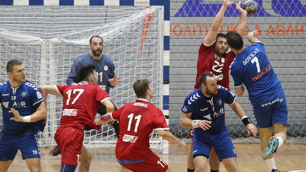 Έξαλλοι στον Δούκα με τη διαιτησία στο παιχνίδι με Ολυμπιακό