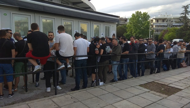 “Τρέλα” έξω απ’ την Τούμπα για τα εισιτήρια του τελικού