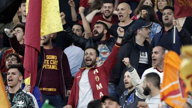 Οι φίλοι της Ρόμα δεν σταμάτησαν να τραγουδούν παρά τον αποκλεισμό