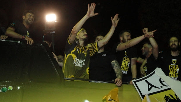 Ο Σιμόες πανηγύρισε το πρωτάθλημα με τη φανέλα του Σαβέβσκι