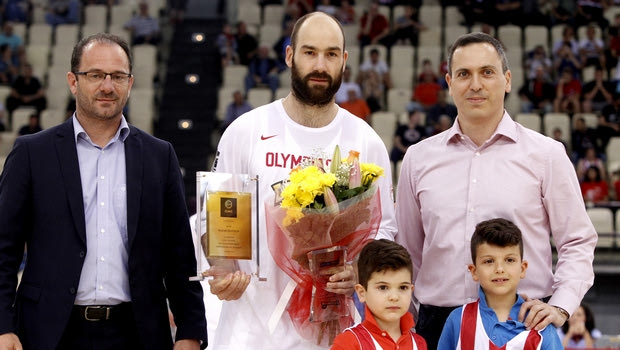 Η στιγμή της βράβευσης και το χειροκρότημα στους “μικρούς”