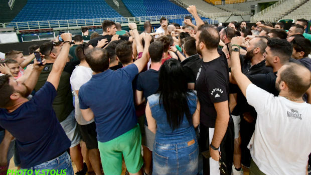 Οπαδοί Παναθηναϊκού σε παίκτες: “Πάρτε το πρωτάθλημα για τον Παύλο Γιαννακόπουλο”