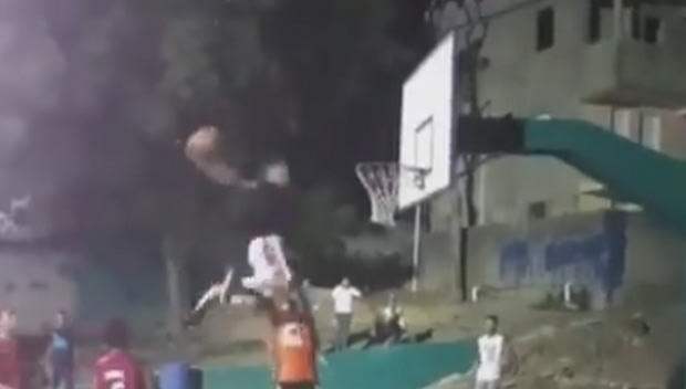 Μυθικό κάρφωμα σε ανοιχτό γήπεδο στις ΗΠΑ, αλλά…