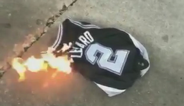 Φίλος των Spurs έκαψε την φανέλα του Leonard