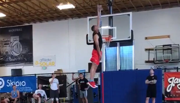 Μυθικό άλμα από επαγγελματία dunker!