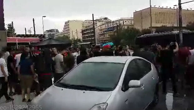 “Nτόπες” από οπαδούς στην αναχώρηση της αποστολής του Ολυμπιακού
