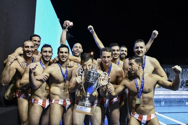 Οι selfie, τα τραγούδια και τα hot dog των παικτών του Ολυμπιακού