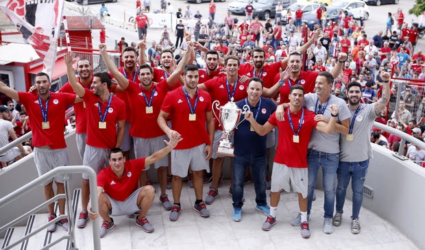 VIDEO: Η αποθέωση των πολιστών του Ολυμπιακού στο “Γ. Καραϊσκάκης”