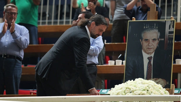 PHOTOS: Η συγκίνηση του αρχηγού, έτσι αποχαιρέτησε ο Αλβέρτης τον Παύλο Γιαννακόπουλο