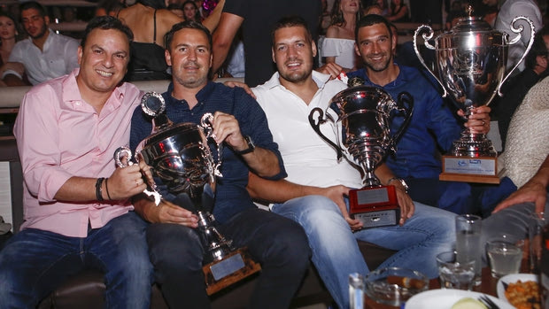 Τριπλ κράουν διασκέδαση για τον Ολυμπιακό στα μπουζούκια