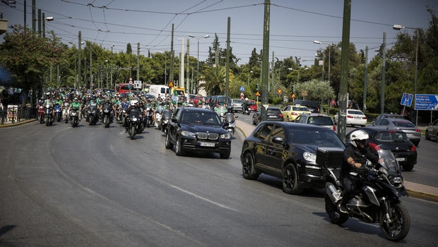Η μηχανοκίνητη πομπή που συνόδευσε τον Παύλο Γιαννακόπουλο στο Α’ Νεκροταφείο