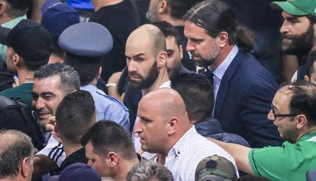 Οπαδός του Παναθηναϊκού σε Σπανούλη: “Σε βρίζουμε, αλλά σε αγαπάμε”