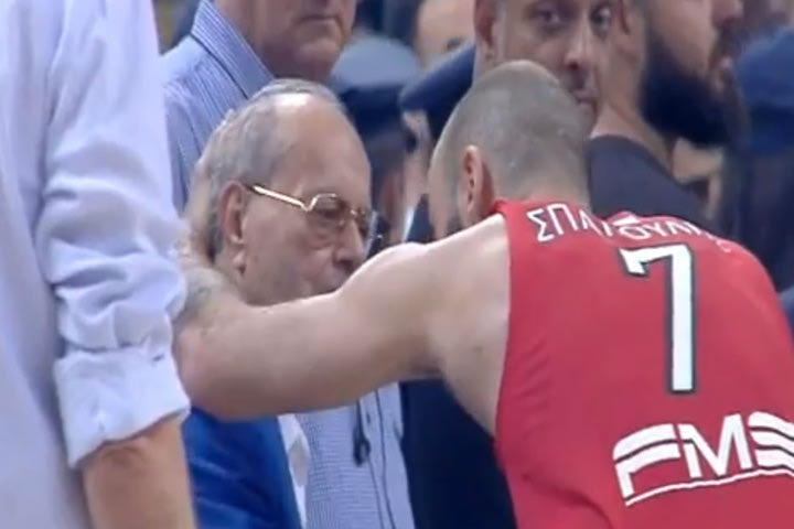 VIDEO: Ο ασπασμός του Σπανούλη στον Θ. Γιαννακόπουλο
