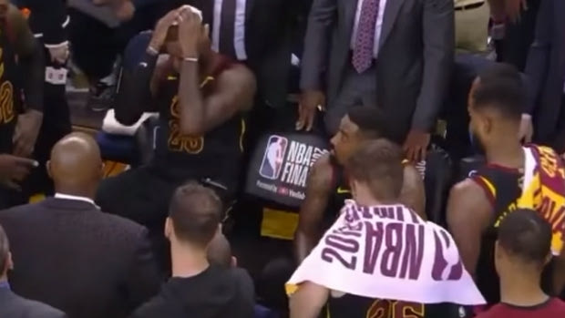 Τα αμοντάριστα πλάνα από τον πάγκο των Cavaliers στον πρώτο τελικό