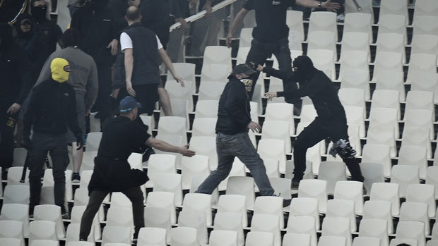 Χούλιγκαν με τσεκούρια και ναρκωτικά χάπια