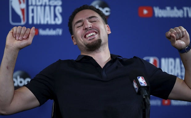 Έδωσε συνέντευξη τρώγοντας ποπ κορν ο Thompson!
