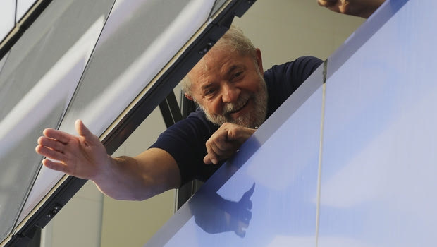 Ο πρώην πρόεδρος της Βραζιλίας θα σχολιάζει από τη φυλακή τους αγώνες της “Σελεσάο”