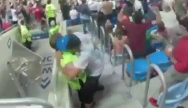 “Τρελαμένος” οπαδός της Αργεντινής πανηγυρίζει με Ρωσίδα security το γκολ της πρόκρισης
