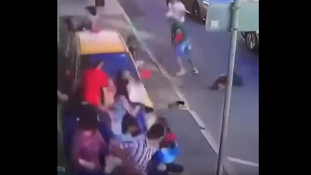 VIDEO: Η στιγμή που ταξί πέφτει σε φιλάθλους στη Μόσχα