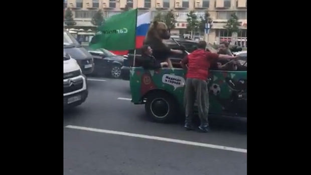 Αρκούδα πανηγυρίζει με βουβουζέλα τη νίκη της Ρωσίας!