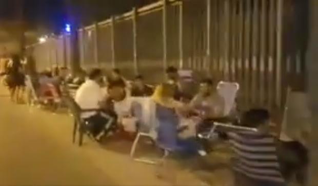 Επτακόσιοι οπαδοί ξενύχτισαν με τα καρεκλάκια τους για ένα εισιτήριο διαρκείας