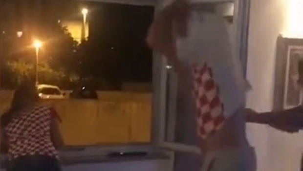 “Εκστασιασμένος” Κροάτης οπαδός πέταξε καναπέ από το παράθυρο (VIDEO)
