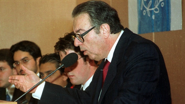 Ο Μπαμπινιώτης θρηνεί για τον χαμό της 13χρονης, του 11χρονου αδελφού της και του πατέρα