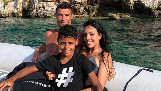 Viral photoshop: O Ανιέλι κρυφοκοιτάζει Ρονάλντο – Τζορτζίνα στο φουσκωτό!