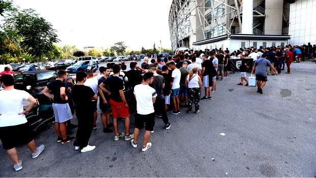Μοίρασε φανέλες του ΠΑΟΚ ο Γιώργος Σαββίδης